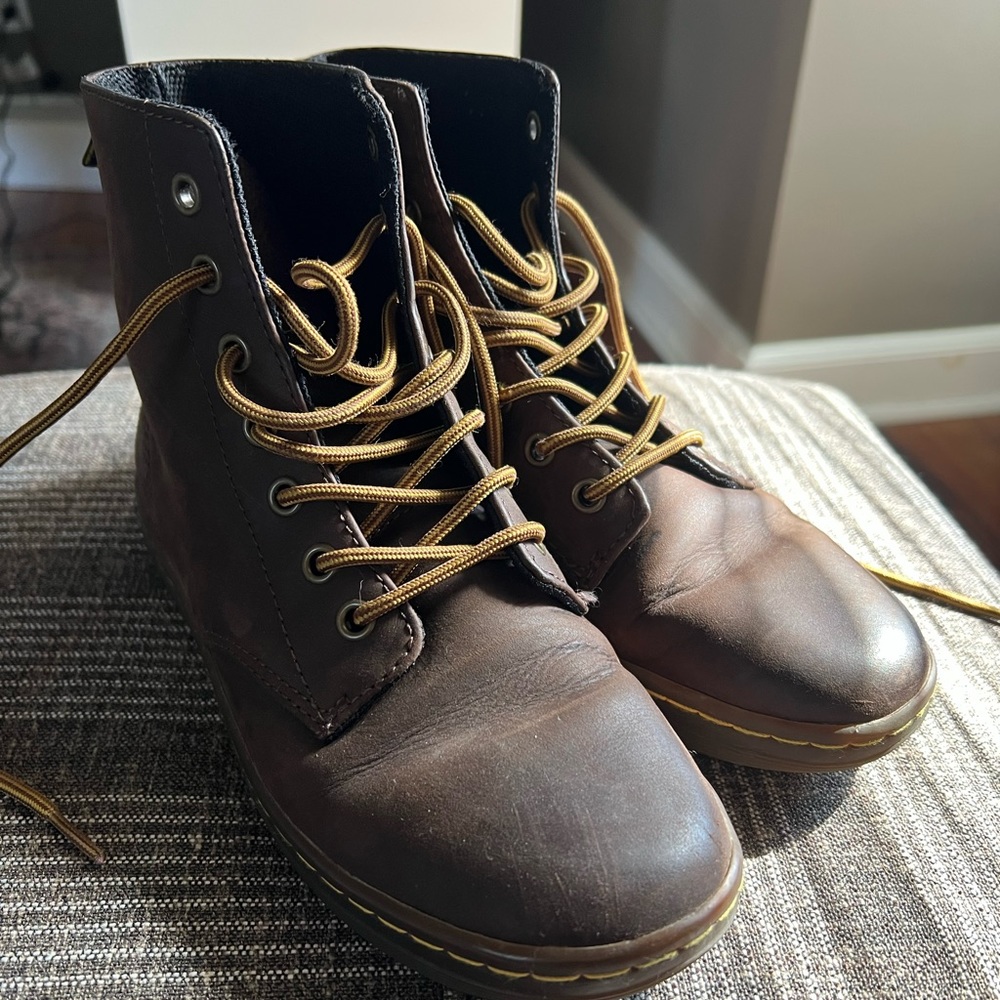 Dr. Martens Leyton Boot EUC